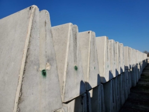 Single Slope Concrete Barrier